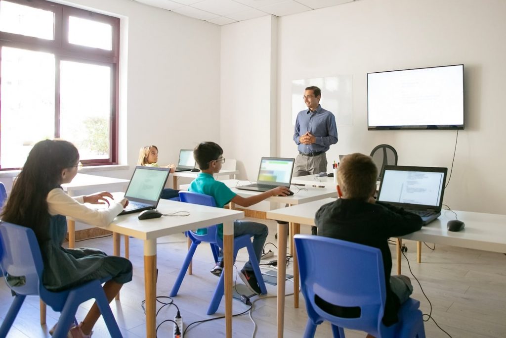 Benefits and Challenges of 1:1 Technology in the Classroom